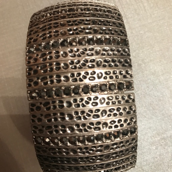 Wildlife by Heidi Klum Hammered Stretch Bracelet - Picture 2 of 4